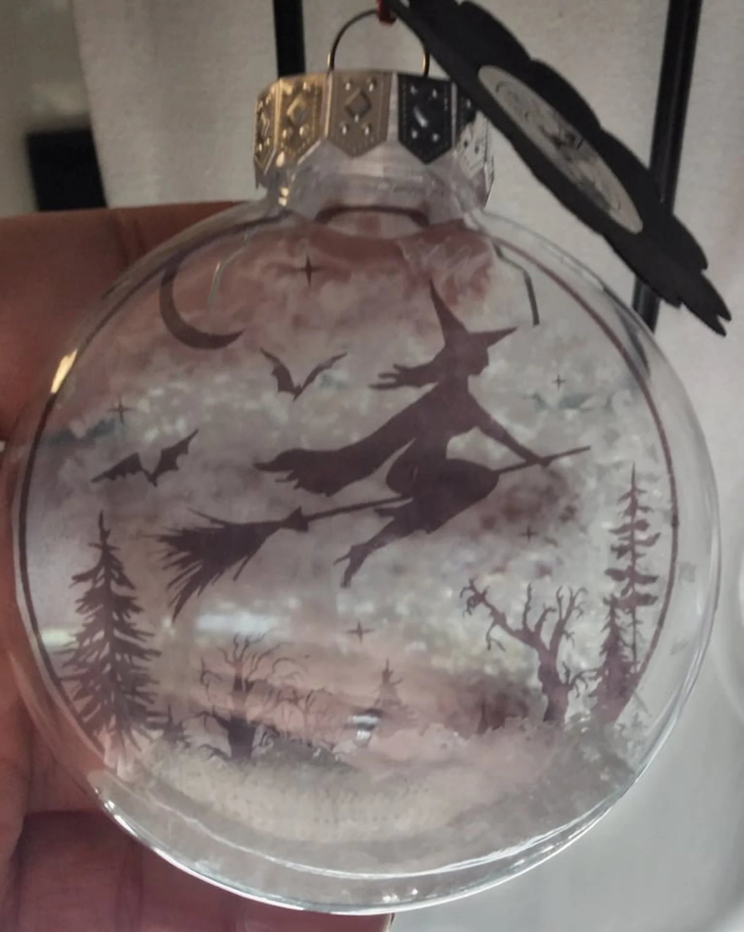 Flache Weihnachtskugel /Medaillon mit Schnee Hexe Landschaft
