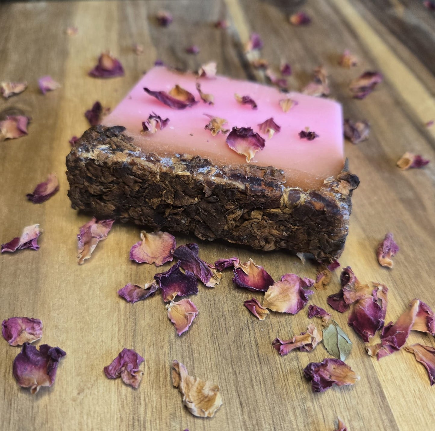 Handgemachtes Seifenstück - Rosen & Rosenblätter