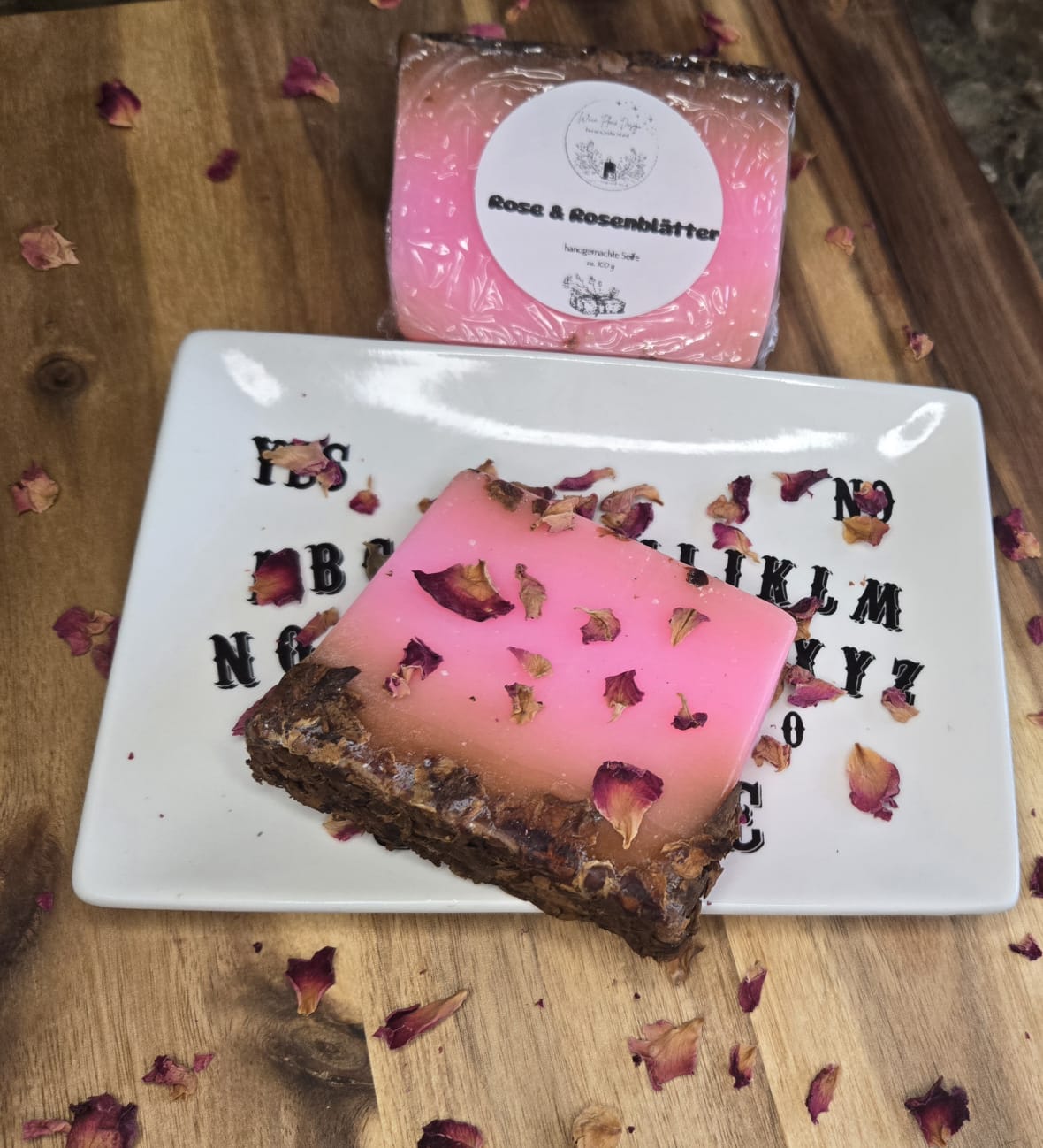Handgemachtes Seifenstück - Rosen & Rosenblätter
