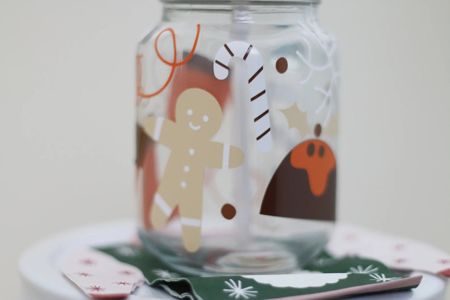 Retroglas mit Henkel und Strohhalm mit Weihnachtsmotiv